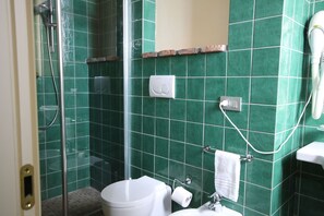 Doccia, asciugacapelli, bidet, asciugamani