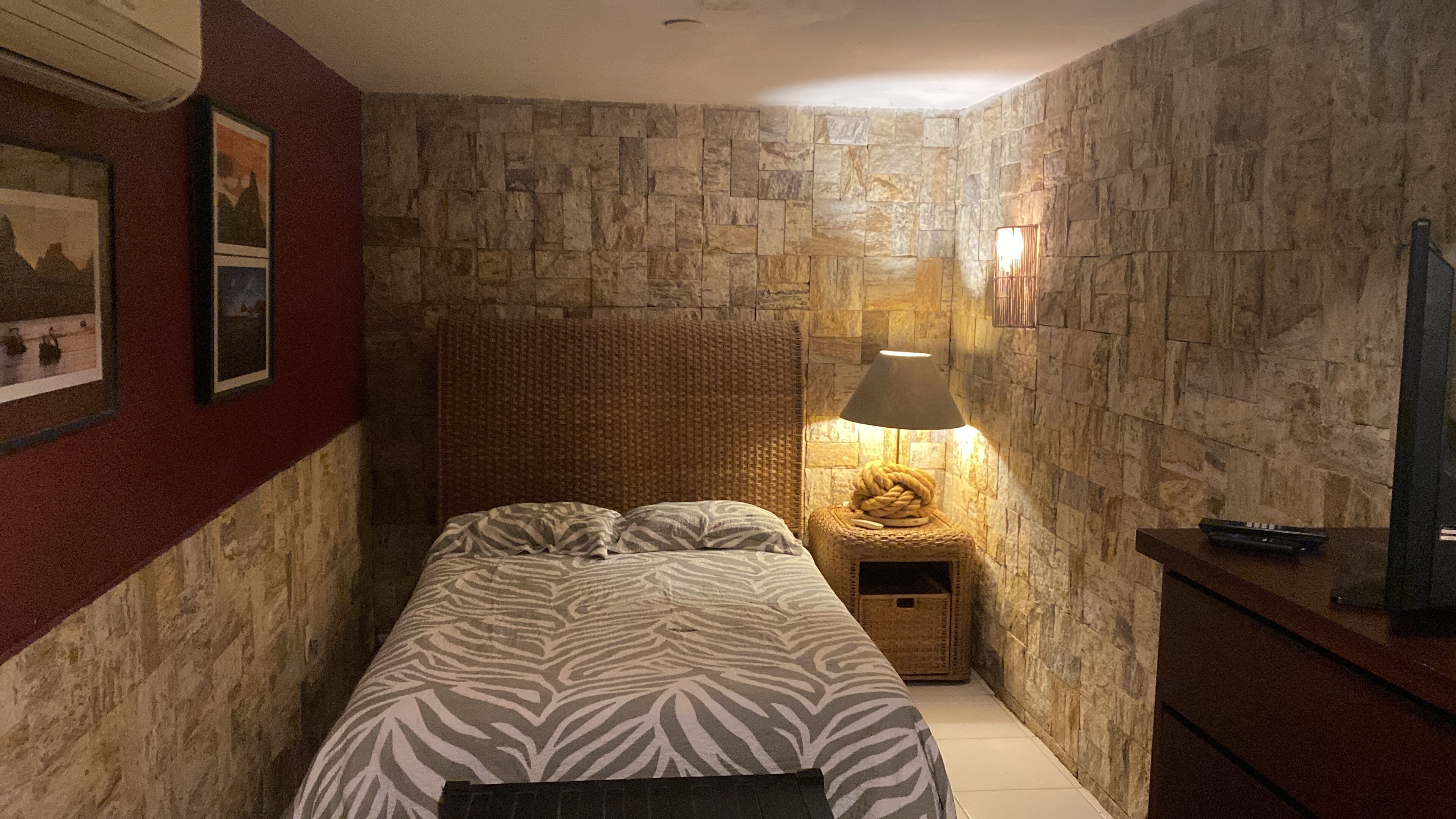 Habitación doble Confort | Espacio para trabajar con laptop y wifi gratis 