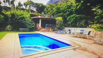 Una piscina al aire libre