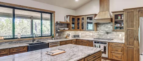 Coffee/tea maker, fridge, microwave, stovetop