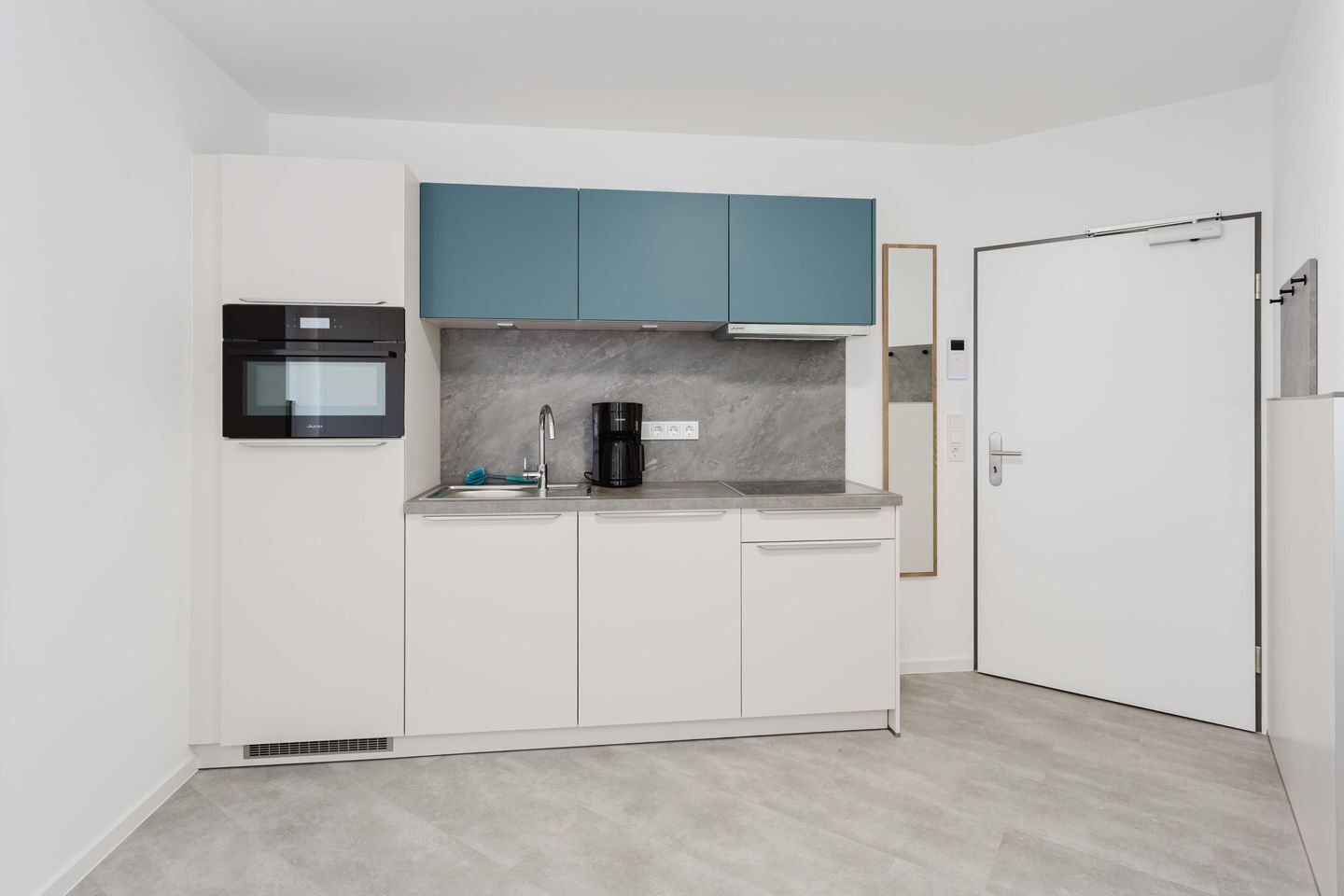 Wasserkocher mit Kaffee-/Teezubehör, Kühlschrank, Mikrowelle, Ofen