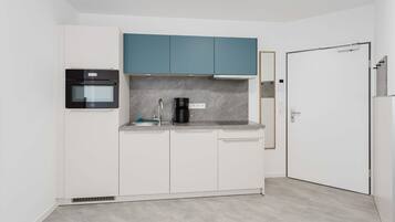 Wasserkocher mit Kaffee-/Teezubehör, Kühlschrank, Mikrowelle, Ofen