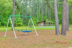 Children’s area - 2 Mi to Greers Ferry Lake Boat Ramp! Cozy Studio (Higden)
