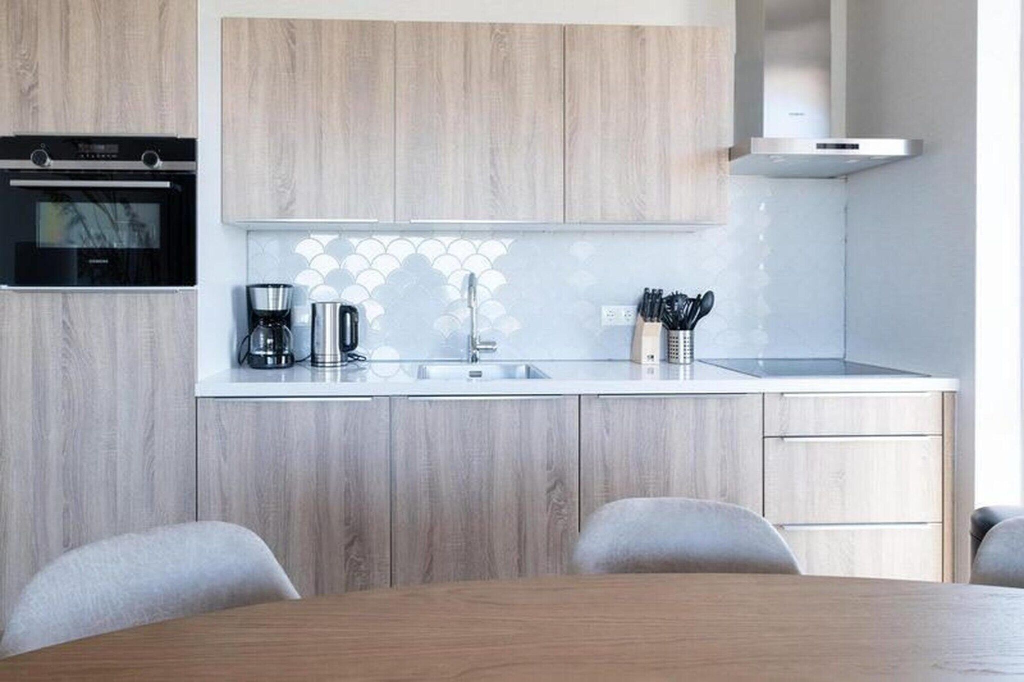 Kühlschrank, Mikrowelle, Herdplatte, Geschirrspüler