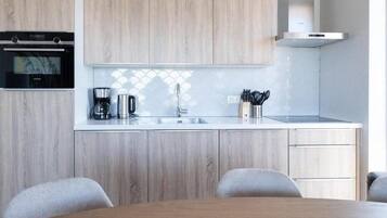 Kühlschrank, Mikrowelle, Herdplatte, Geschirrspüler