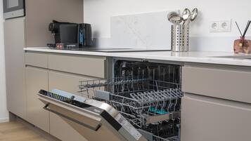 Réfrigérateur, four à micro-ondes, surface de cuisson, lave-vaisselle