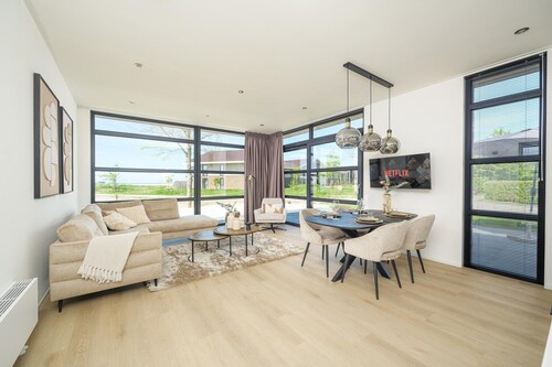Lakeside Luxury Villa with Ensuites
