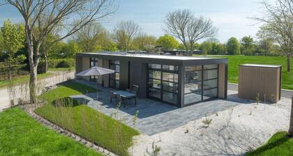 Luxuriöse Villa am See mit eigenem Bad