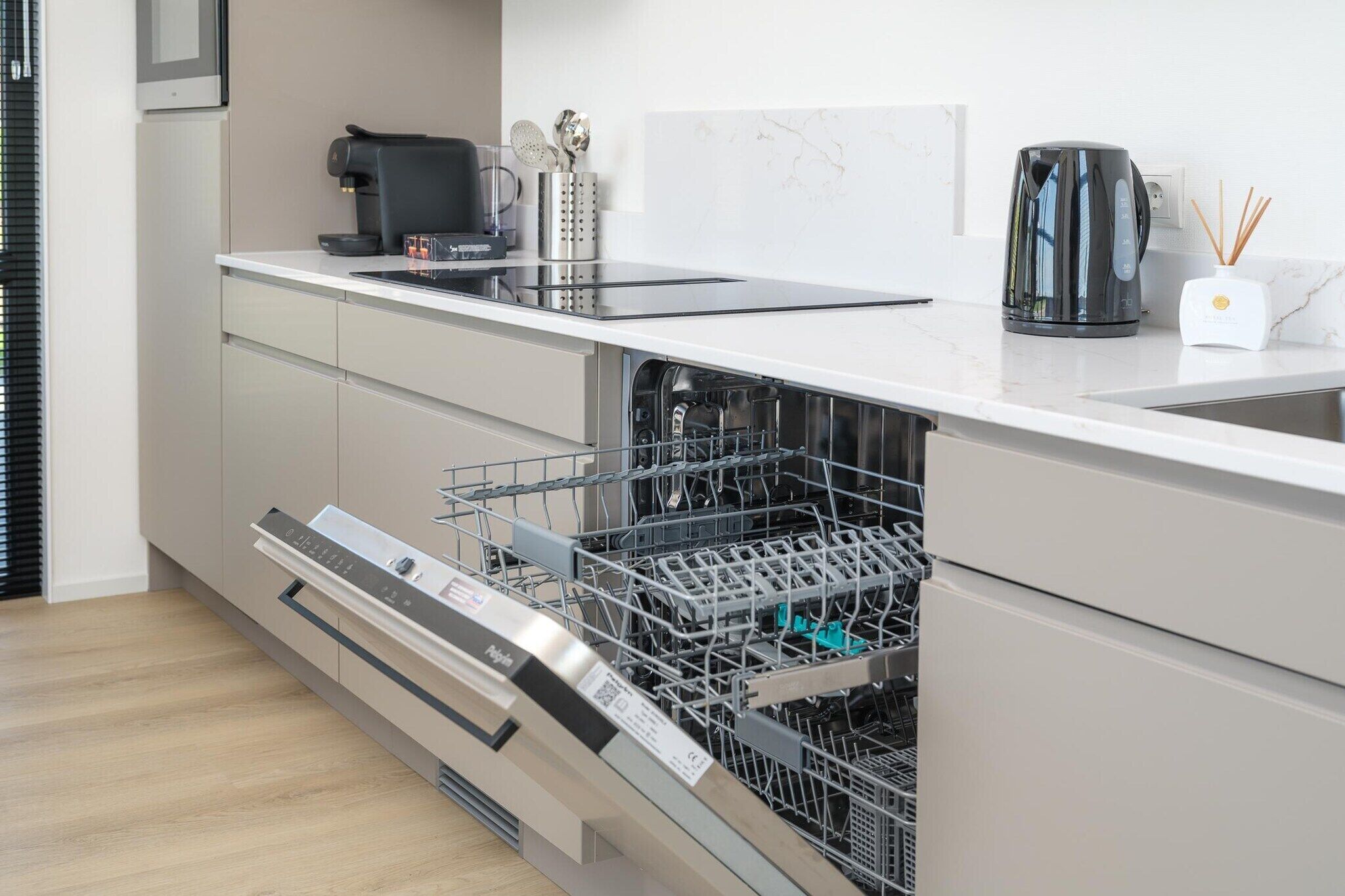 Réfrigérateur, four à micro-ondes, un four, surface de cuisson