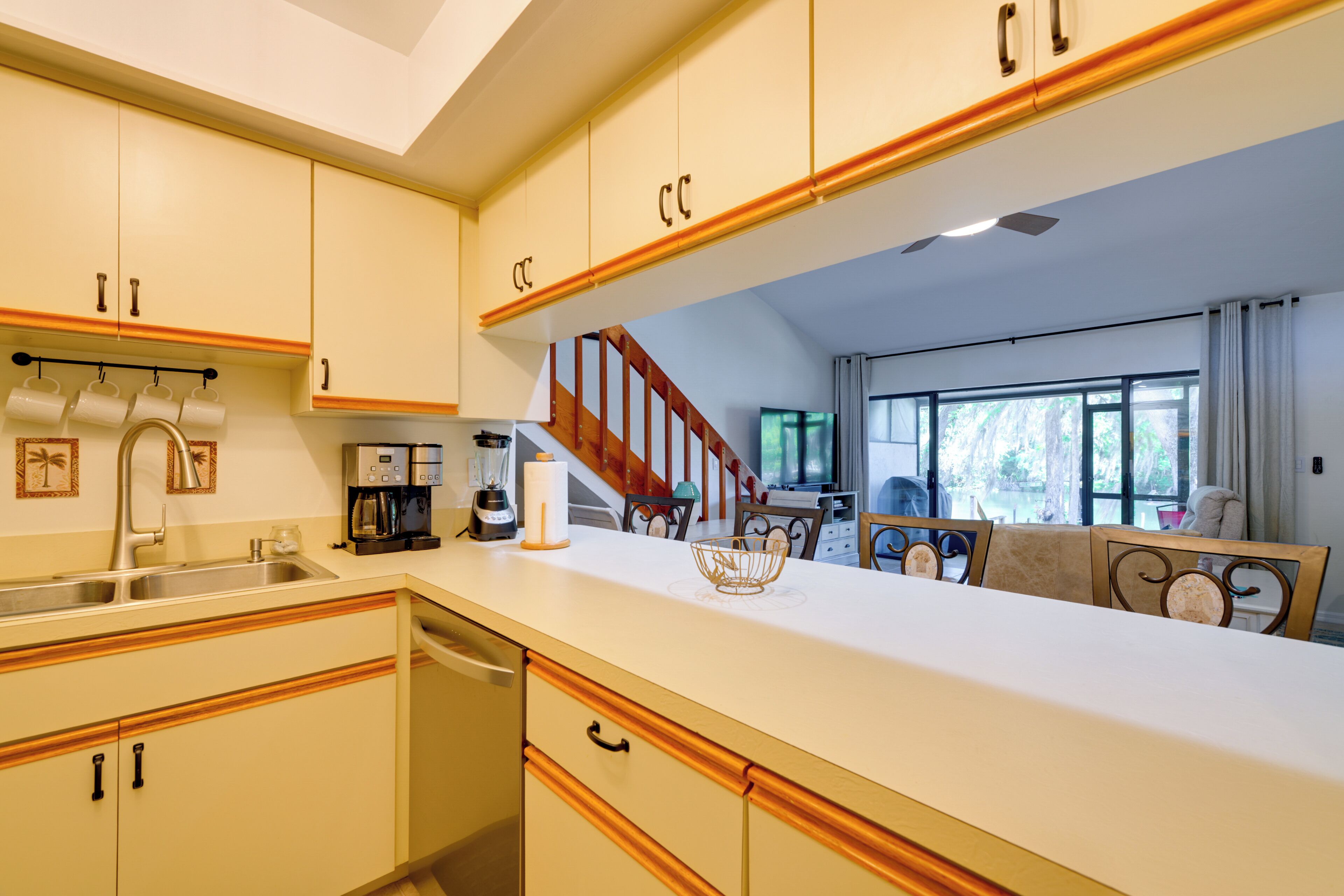 Coffee/tea maker, fridge, microwave, stovetop