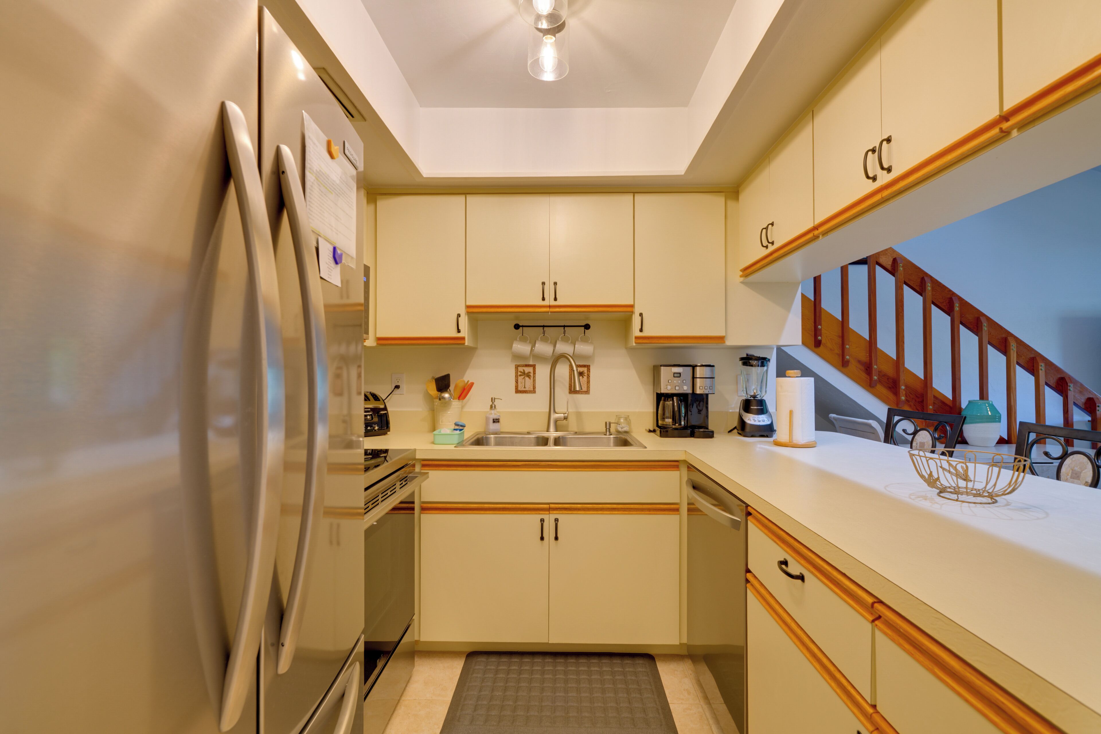 Coffee/tea maker, fridge, microwave, stovetop