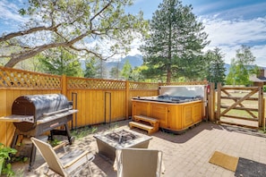 Outdoor spa tub - Historical Mtn-View Getaway w/ Hot Tub in Sandy! (Sandy)