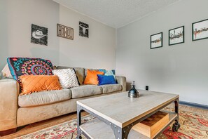 TV, video games, books - Eco-Chic Sanctuary Steps From Trinity Trails! (Fort Worth)