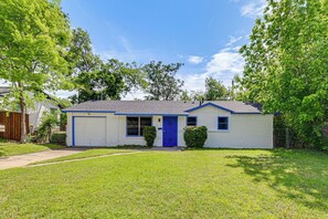 Exterior - Eco-Chic Sanctuary Steps From Trinity Trails! (Fort Worth)