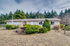 Exterior - Quiet Coastal Escape w/ Private Yard in Ocean City (Ocean City)