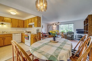 Dining - Quiet Coastal Escape w/ Private Yard in Ocean City (Ocean City)