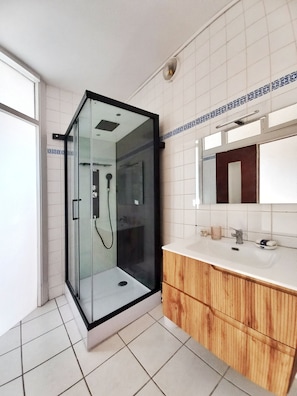 Shower, hair dryer, towels, soap - Beautiful house in the center of town, 100 m from the cliffs, with private parking. (Étretat)