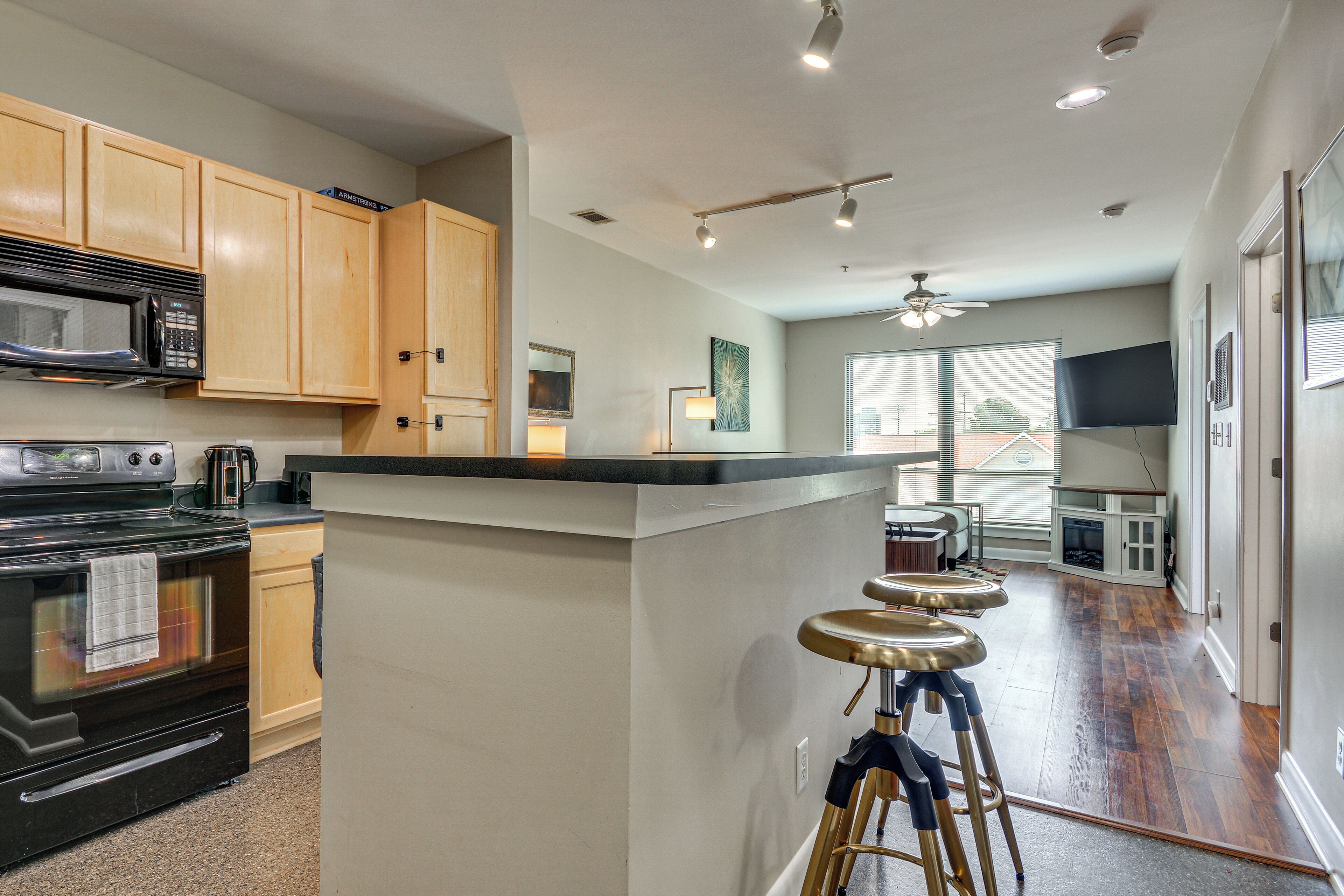 Fridge, microwave, stovetop, dishwasher
