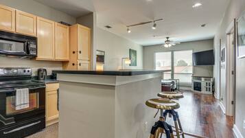 Fridge, microwave, stovetop, dishwasher
