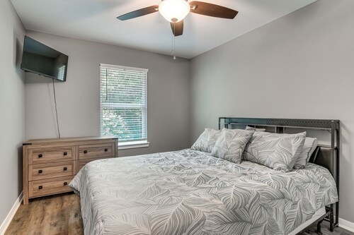 Converted Rec Room! Suburban Houston Carriage Home
