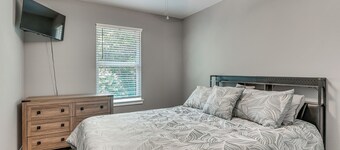 Converted Rec Room! Suburban Houston Carriage Home