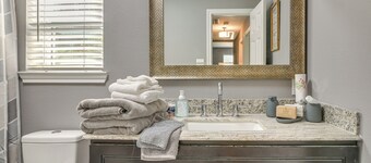 Converted Rec Room! Suburban Houston Carriage Home