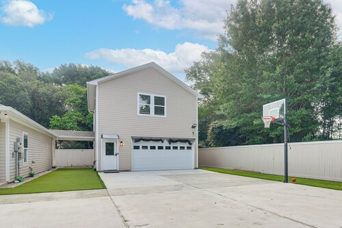 Converted Rec Room! Suburban Houston Carriage Home