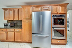 Refrigerador, microondas, placa de cocina, lavavajillas