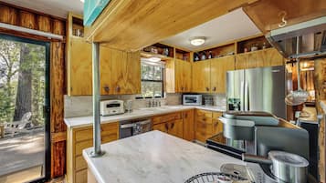 Fridge, microwave, stovetop, dishwasher