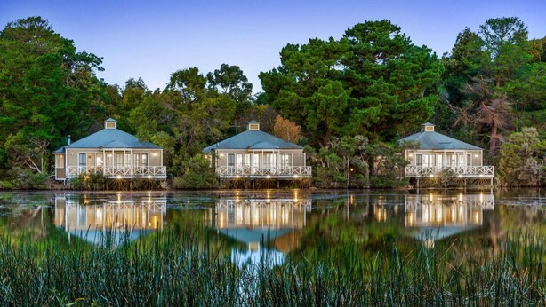 Three waterfront cabins with reflective water views, surrounded by dense forest. - Woodman Estate by Property Mums (Moorooduc)