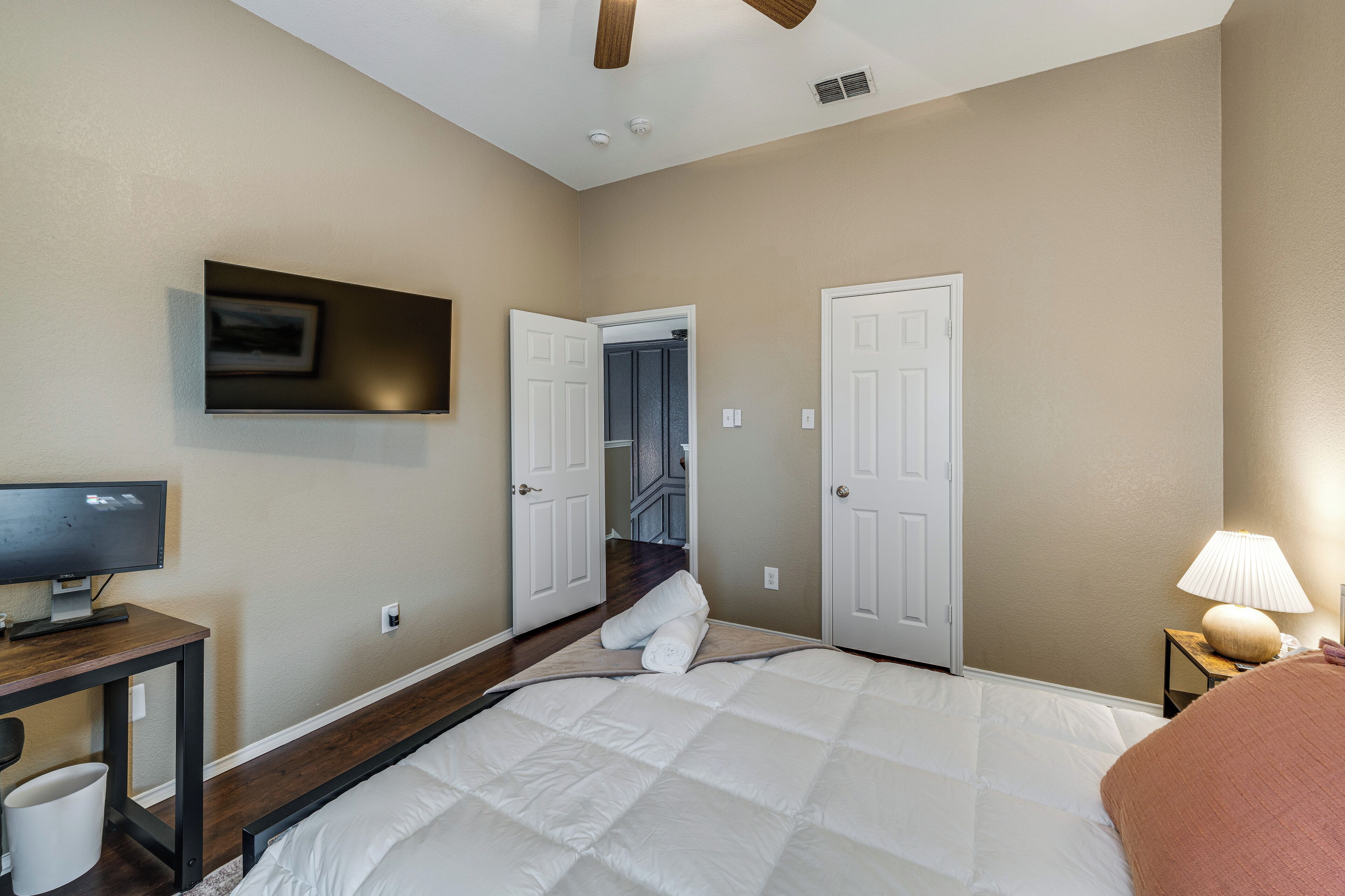 Desk, travel cot, Internet, bed sheets