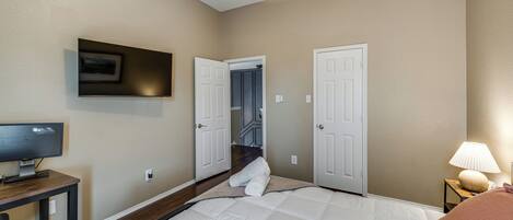 Desk, travel cot, Internet, bed sheets