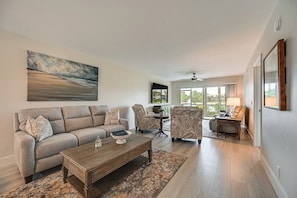 TV - Lake Views & Resort-Style Living! Naples Condo (Naples)