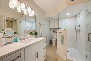 Hair dryer, towels - Lake Views & Resort-Style Living! Naples Condo (Naples)