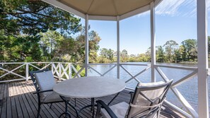 Outdoor dining - Chalet Deux at Woodman Estate (Moorooduc)