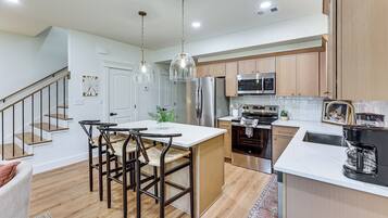 Fridge, microwave, stovetop, dishwasher
