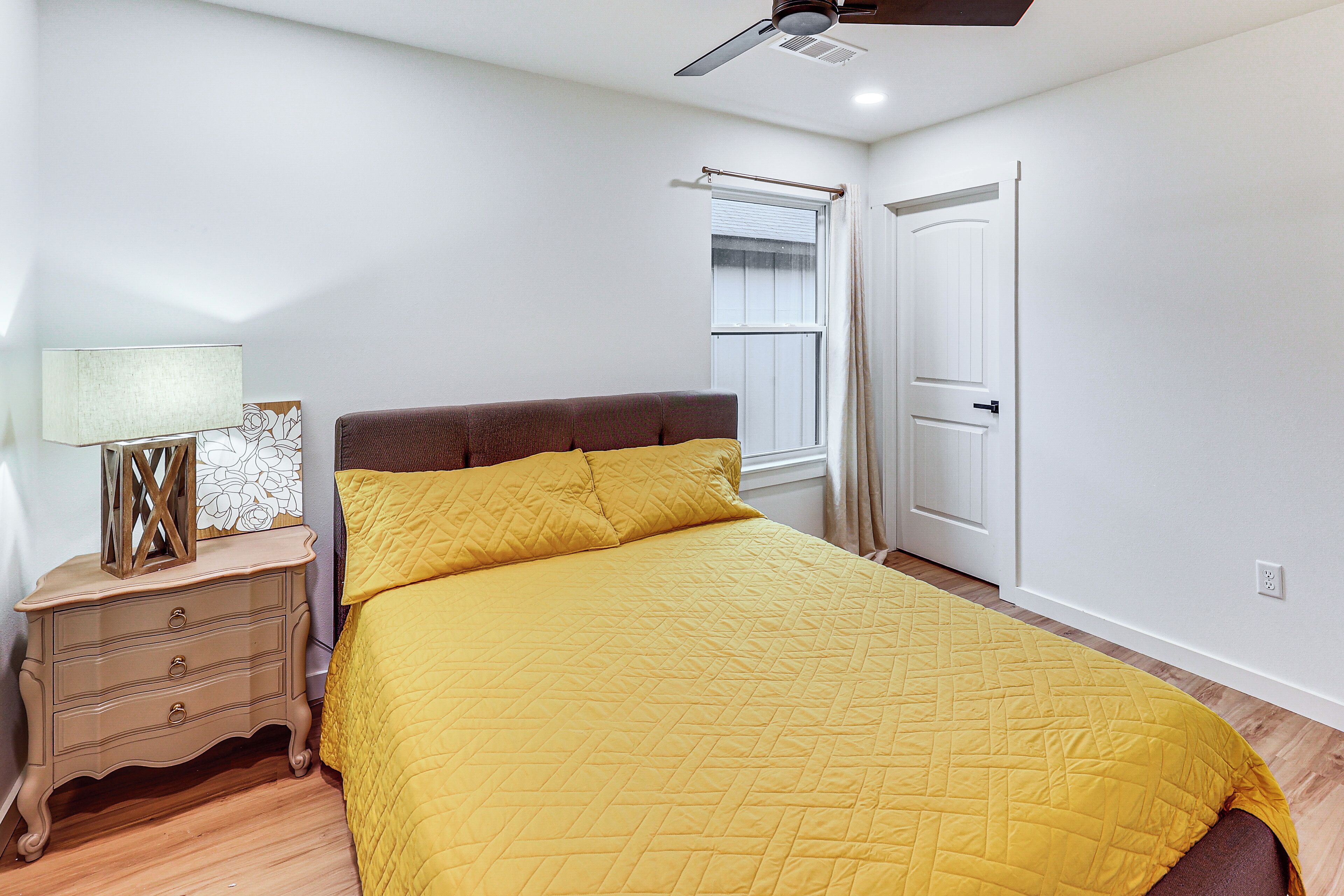 Iron/ironing board, Internet, bed sheets