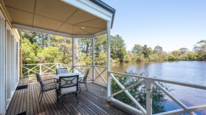 Outdoor dining - Chalet Trois at Woodman Estate (Moorooduc)