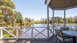 Outdoor dining - Chalet Trois at Woodman Estate (Moorooduc)