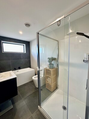 Hair dryer, towels, soap, toilet paper - Hidden Gem Holiday Home in Wigram (Christchurch)
