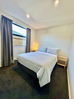 3 bedrooms, WiFi, bed sheets - Hidden Gem Holiday Home in Wigram (Christchurch)