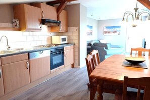 Wasserkocher mit Kaffee-/Teezubehör, Kühlschrank, Mikrowelle, Ofen