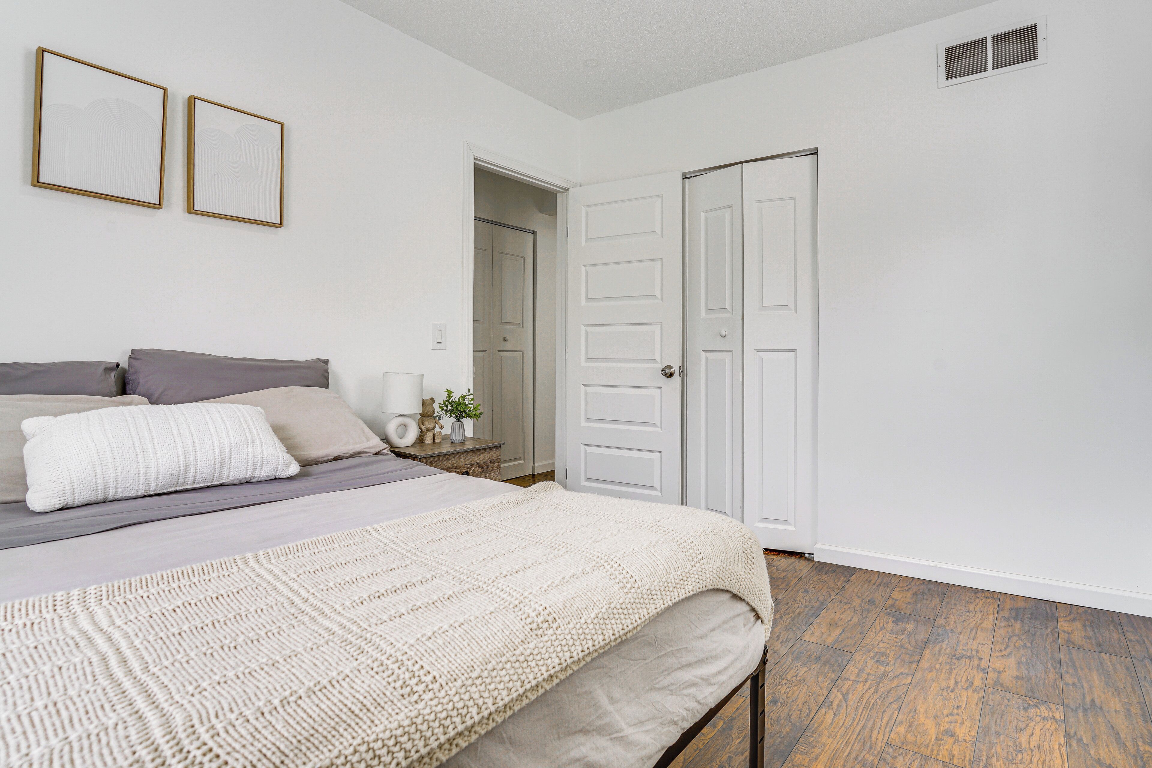 Desk, iron/ironing board, Internet, bed sheets