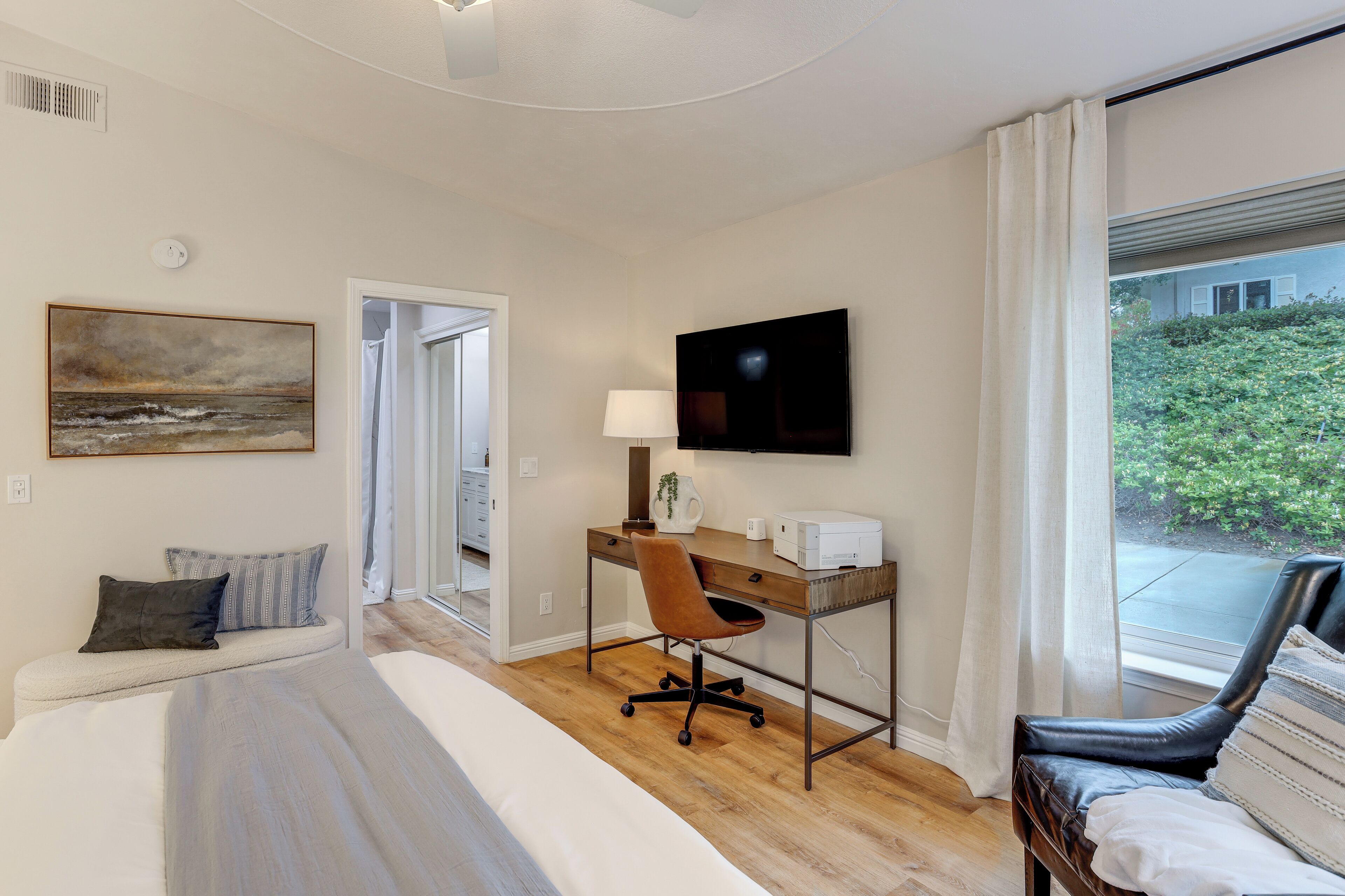 Desk, iron/ironing board, Internet, bed sheets