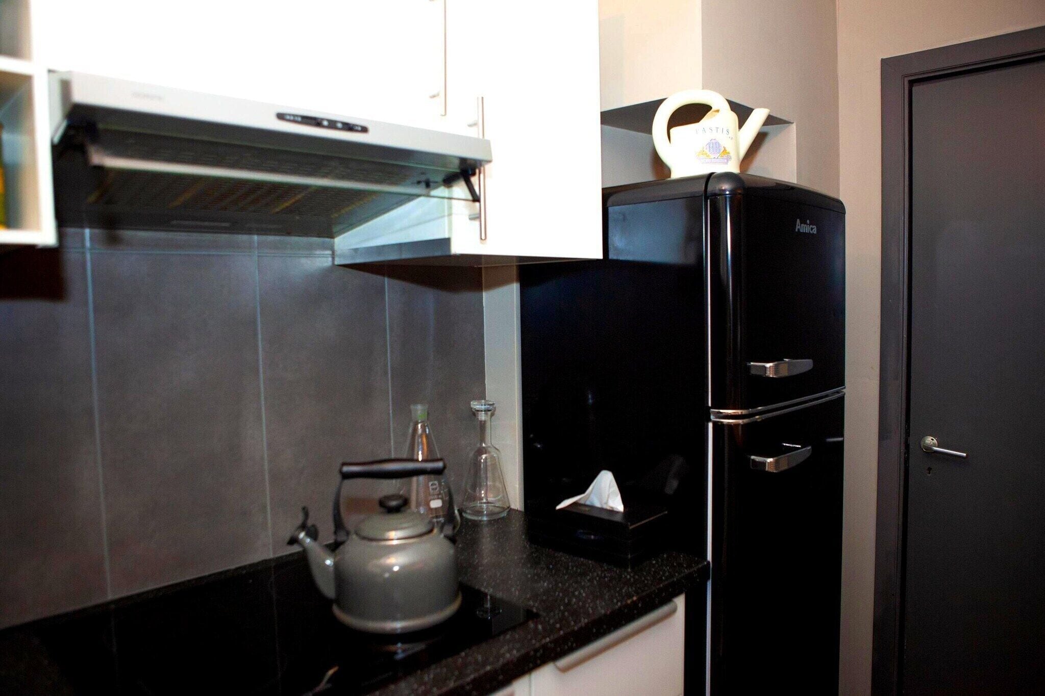 Cafetière/bouilloire, réfrigérateur, micro-ondes, plaque de cuisson