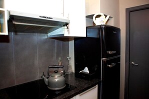 Cafetière/bouilloire, réfrigérateur, micro-ondes, plaque de cuisson