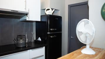 Cafetière/bouilloire, réfrigérateur, micro-ondes, plaque de cuisson