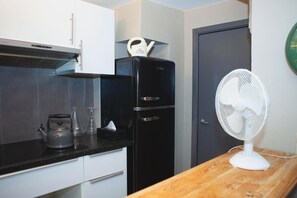 Cafetera y tetera, refrigerador, microondas y parrilla de estufa 
