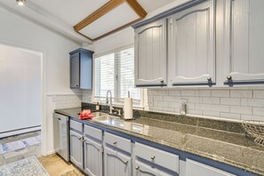 Réfrigérateur, micro-ondes, plaque de cuisson, lave-vaisselle