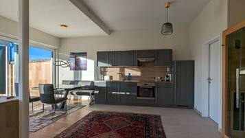 Coffee/tea maker, fridge, microwave, oven